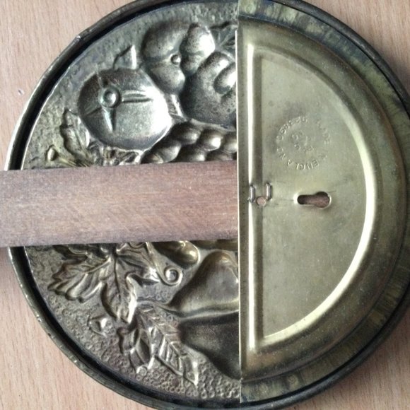 2 vintage wall hangers with brass fruits plate wood handle made in England - Picture 9 of 10